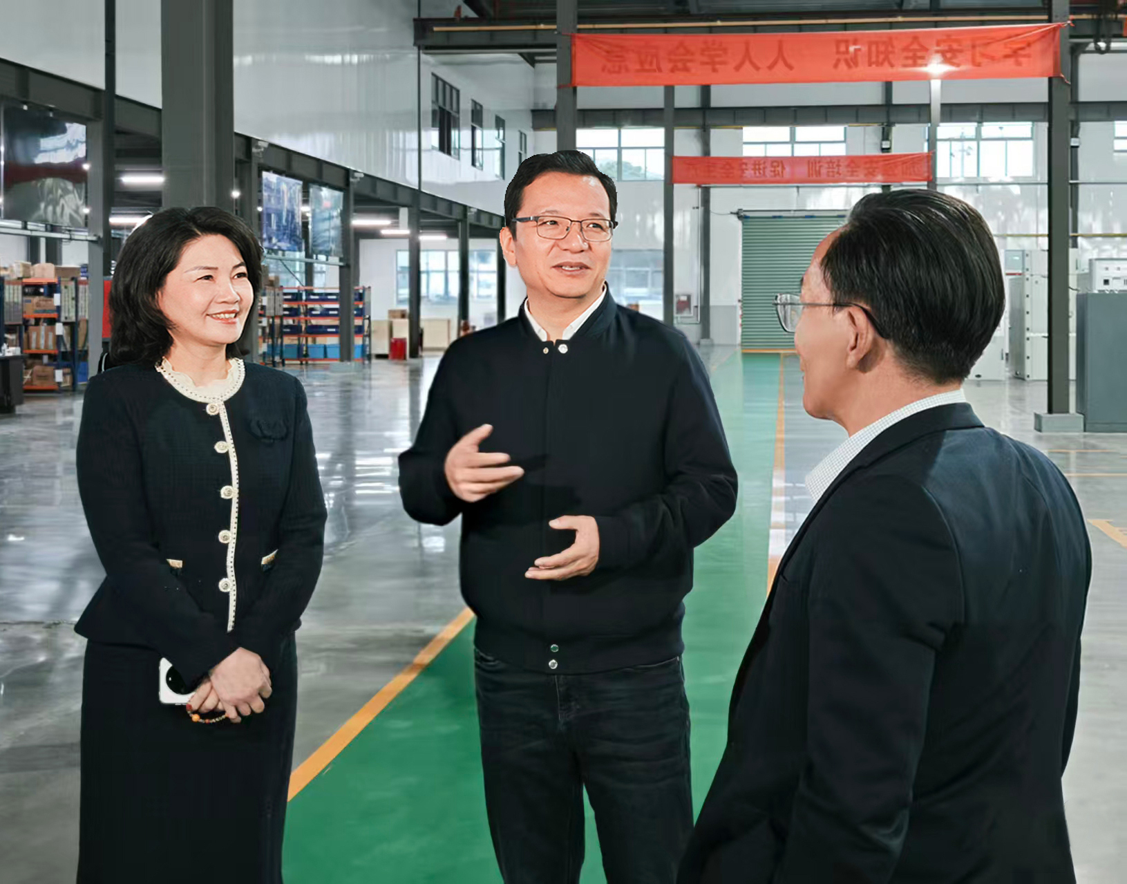 李孝鴻書記一行在公司董事長王青、總經(jīng)理劉琴芳等核心管理人員