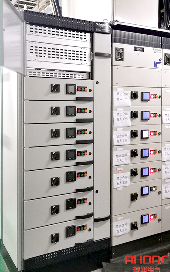 Blokset低壓配電柜現(xiàn)場(chǎng)實(shí)物圖.jpg Blokset低壓配電柜現(xiàn)場(chǎng)實(shí)物圖.jpg