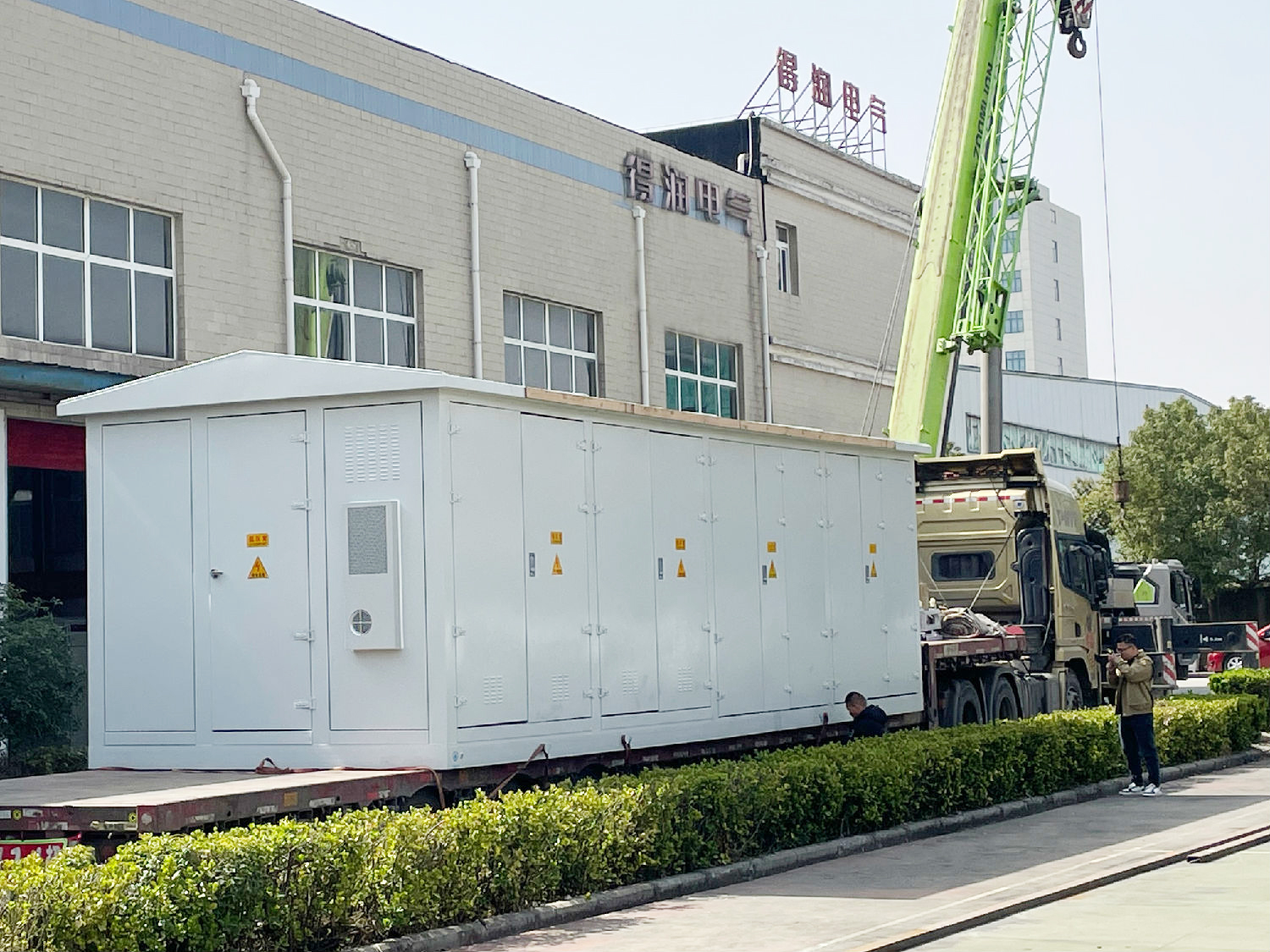 得潤電氣生產(chǎn)的10kV預(yù)制艙(開閉所)順利完成并運(yùn)往項(xiàng)目現(xiàn)場 得潤電氣生產(chǎn)的10kV預(yù)制艙(開閉所)順利完成并運(yùn)往項(xiàng)目現(xiàn)場