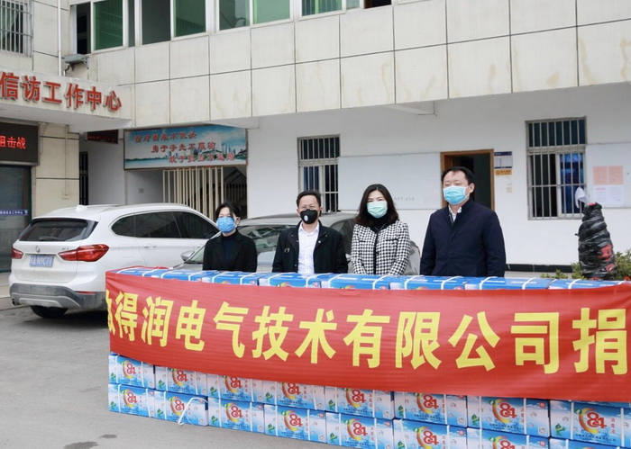 總經(jīng)理劉琴芳同董事長王青向崗集政府捐款物資 總經(jīng)理劉琴芳同董事長王青向崗集政府捐款物資