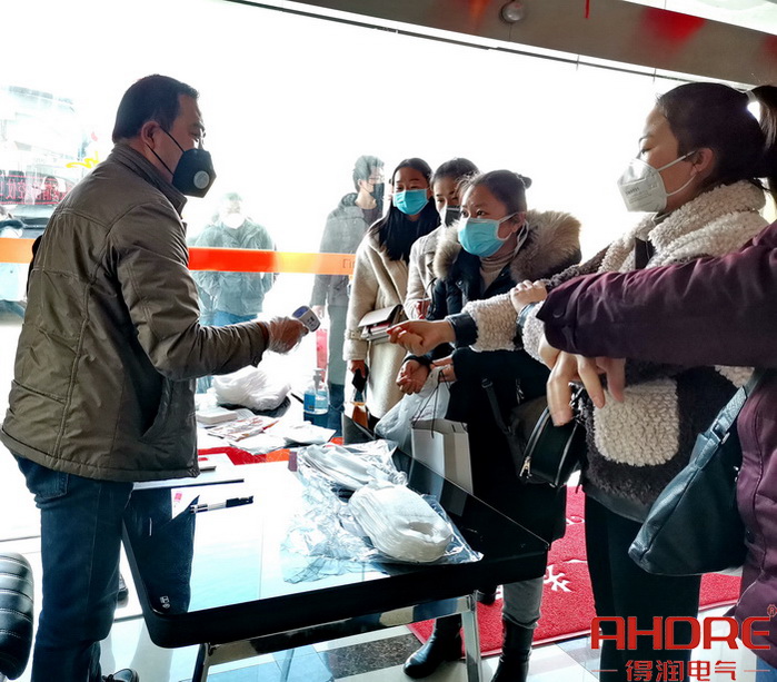 專門設(shè)立的體溫檢測站.jpg 專門設(shè)立的體溫檢測站.jpg