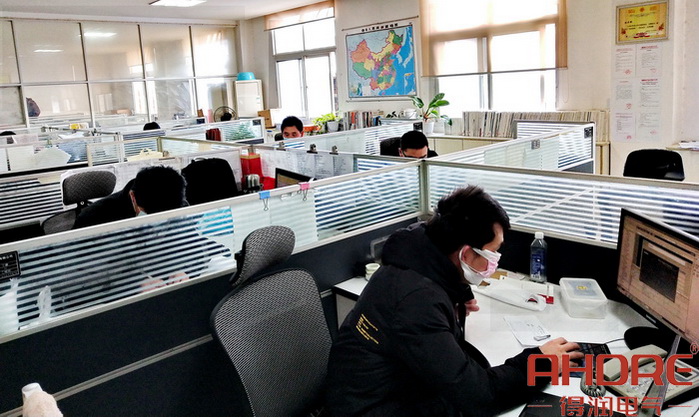 技術(shù)員工設(shè)計圖紙中.jpg 技術(shù)員工設(shè)計圖紙中.jpg