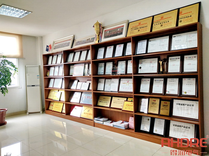 資質(zhì)榮譽展柜.jpg 資質(zhì)榮譽展柜.jpg