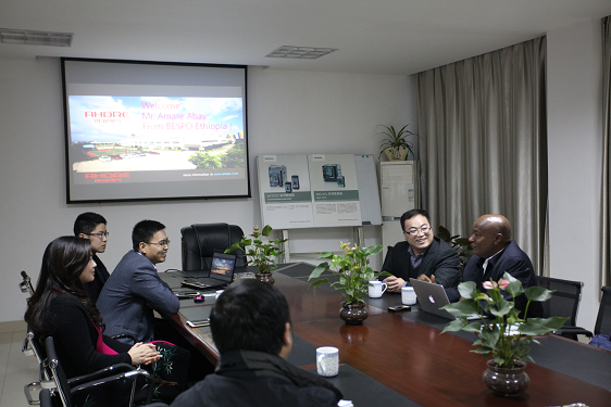 Amare Abay與得潤(rùn)公司部分負(fù)責(zé)人親切交談 Amare Abay與得潤(rùn)公司部分負(fù)責(zé)人親切交談