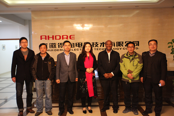 Amare Abay與得潤(rùn)公司部分負(fù)責(zé)人合影留念 Amare Abay與得潤(rùn)公司部分負(fù)責(zé)人合影留念