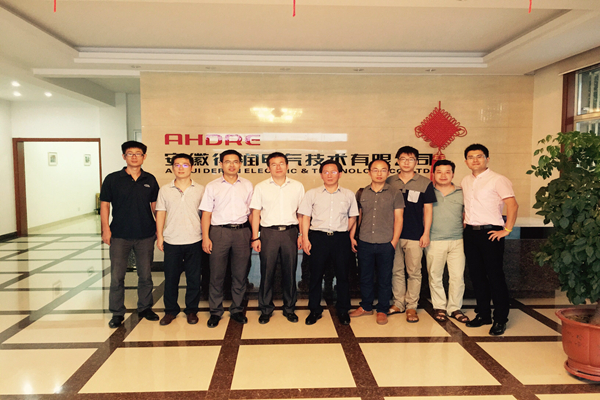 安徽省電力設(shè)計(jì)院徐德鋒主任一行蒞臨得潤電氣參觀考察.jpg 安徽省電力設(shè)計(jì)院徐德鋒主任一行蒞臨得潤電氣參觀考察.jpg