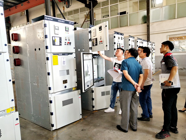 參觀高壓柜生產區(qū) 參觀高壓柜生產區(qū)
