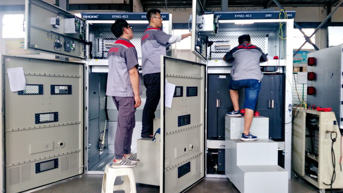 進行高壓柜的調(diào)試 進行高壓柜的調(diào)試