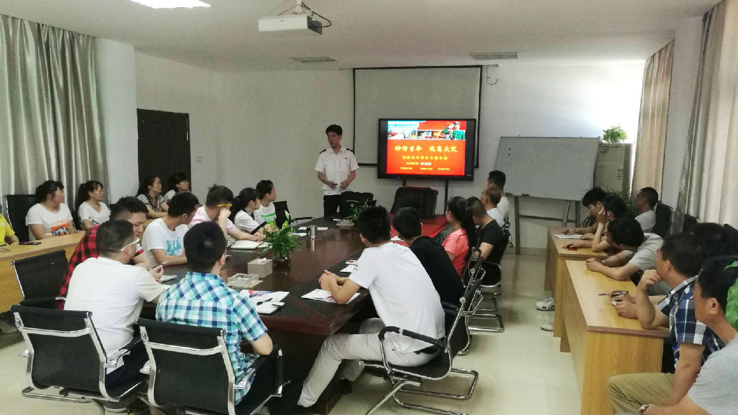 安徽得潤電氣 成套高低壓開關(guān)柜廠家 報價 電話:400-0551-777 qq:3176885416 安徽得潤電氣 成套高低壓開關(guān)柜廠家 報價 電話:400-0551-777 qq:3176885416