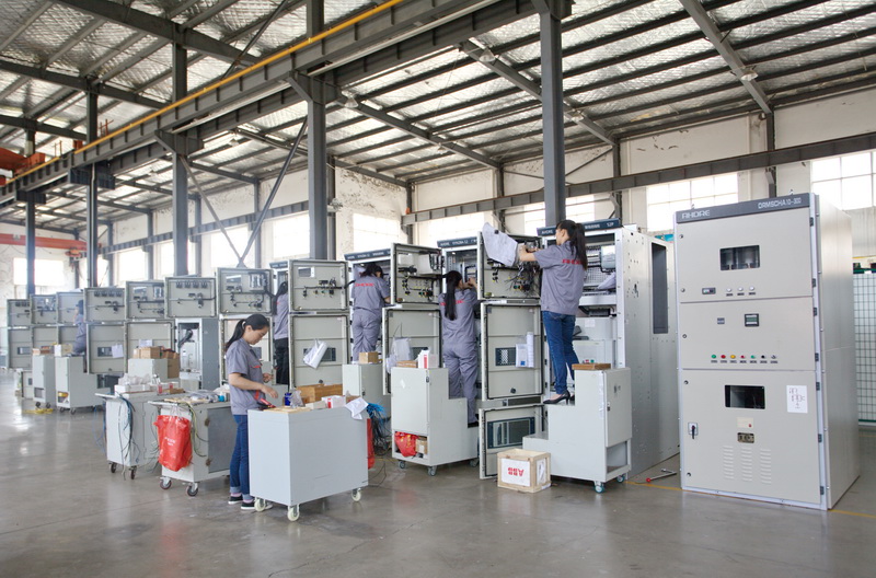 劉總重點介紹了得潤電氣近年來積極響應國家政策導向，公司不斷創(chuàng)新、不斷發(fā)展、加大產(chǎn)品升級、成為ABB、施耐德、西門子等世界電氣巨頭戰(zhàn)略合作伙伴。公司是安徽省高新技術企業(yè)、安徽省“專精特新”中小企業(yè)、合肥市技術創(chuàng)新中心、合肥市知識產(chǎn)權示范單位，通過了國家ISO9001質量管理體系、ISO14001環(huán)境管理體系、OHSAS18001職業(yè)健康安全管理體系認證。公司擁有幾十項經(jīng)權威體系認證機構頒發(fā)的國家強制性低壓成套電氣“3C”認證、中高壓型式試驗報告。公司產(chǎn)品出口智利、沙特、埃塞俄比亞、伊拉克、伊朗、卡塔爾、越南、巴基斯坦等二十多個國家，并且得到客戶的一致贊賞。