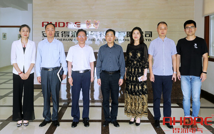 領導合影圖.jpg 領導合影圖.jpg