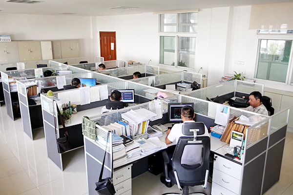 技術(shù)人員進(jìn)行圖紙設(shè)計.jpg 技術(shù)人員進(jìn)行圖紙設(shè)計.jpg