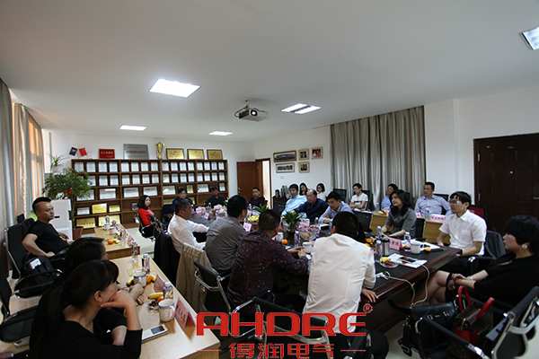 得潤(rùn)電氣 配電柜生產(chǎn)廠家 咨詢熱線:4000551777 得潤(rùn)電氣 配電柜生產(chǎn)廠家 咨詢熱線:4000551777