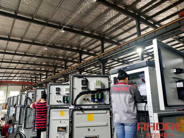 正在進行二次接線工作.jpg 正在進行二次接線工作.jpg