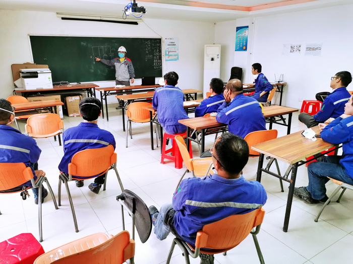 我公司工作人員進(jìn)行現(xiàn)場指導(dǎo).jpg 我公司工作人員進(jìn)行現(xiàn)場指導(dǎo).jpg