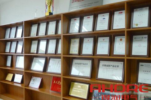 安徽得潤(rùn)電氣 無(wú)功補(bǔ)償柜 軟起柜 咨詢熱線4000551777 安徽得潤(rùn)電氣 無(wú)功補(bǔ)償柜 軟起柜 咨詢熱線4000551777