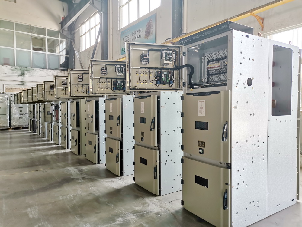 10KV開關(guān)柜 KYN28A-12生產(chǎn)車間 得潤電氣 400-128-7988 10KV開關(guān)柜 KYN28A-12生產(chǎn)車間 得潤電氣 400-128-7988