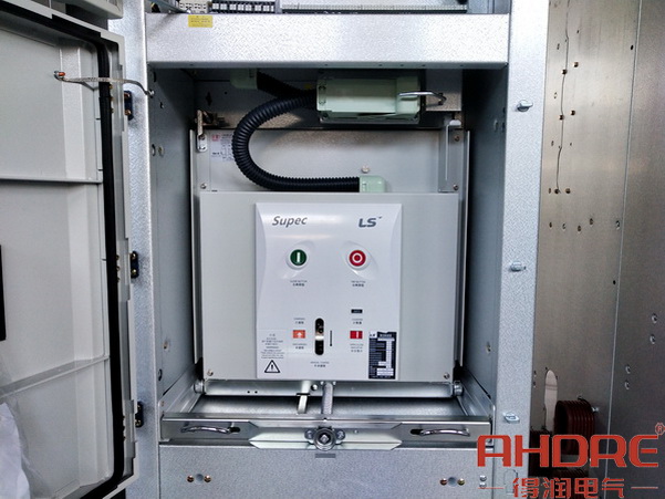 高壓開關(guān)柜的斷路器室.jpg 高壓開關(guān)柜的斷路器室.jpg