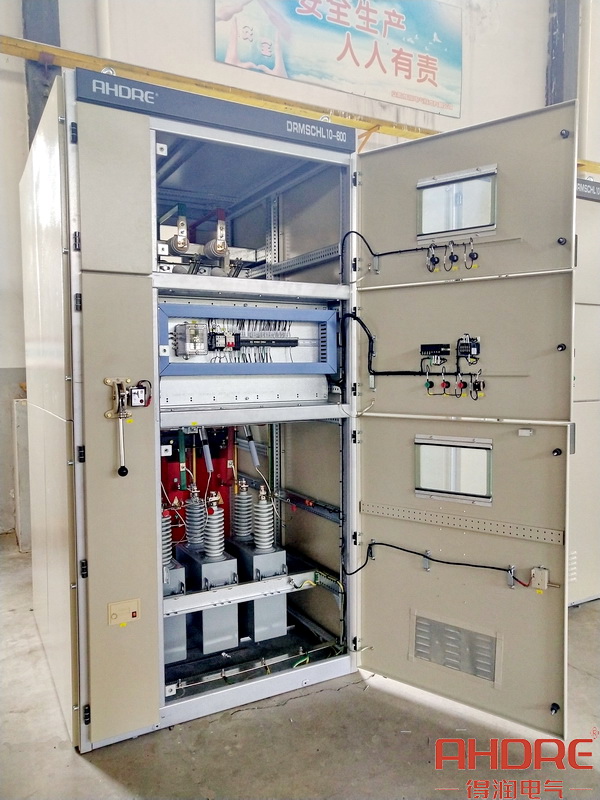 高壓無(wú)功就地補(bǔ)償裝置正面結(jié)構(gòu)圖.jpg 高壓無(wú)功就地補(bǔ)償裝置正面結(jié)構(gòu)圖.jpg