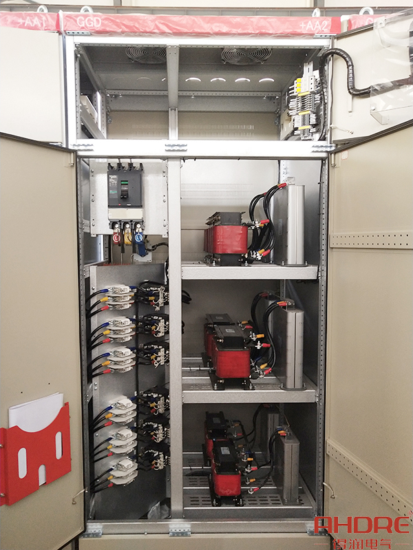 加納項(xiàng)目的GGD低壓配電柜實(shí)物圖.jpg 加納項(xiàng)目的GGD低壓配電柜實(shí)物圖.jpg